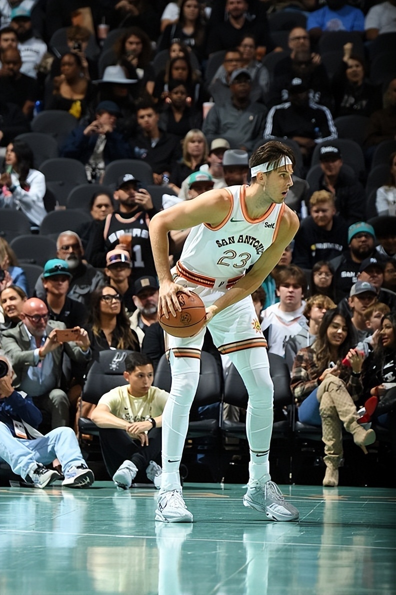 鹈鹕翻盘马刺，戈贝尔高光表现