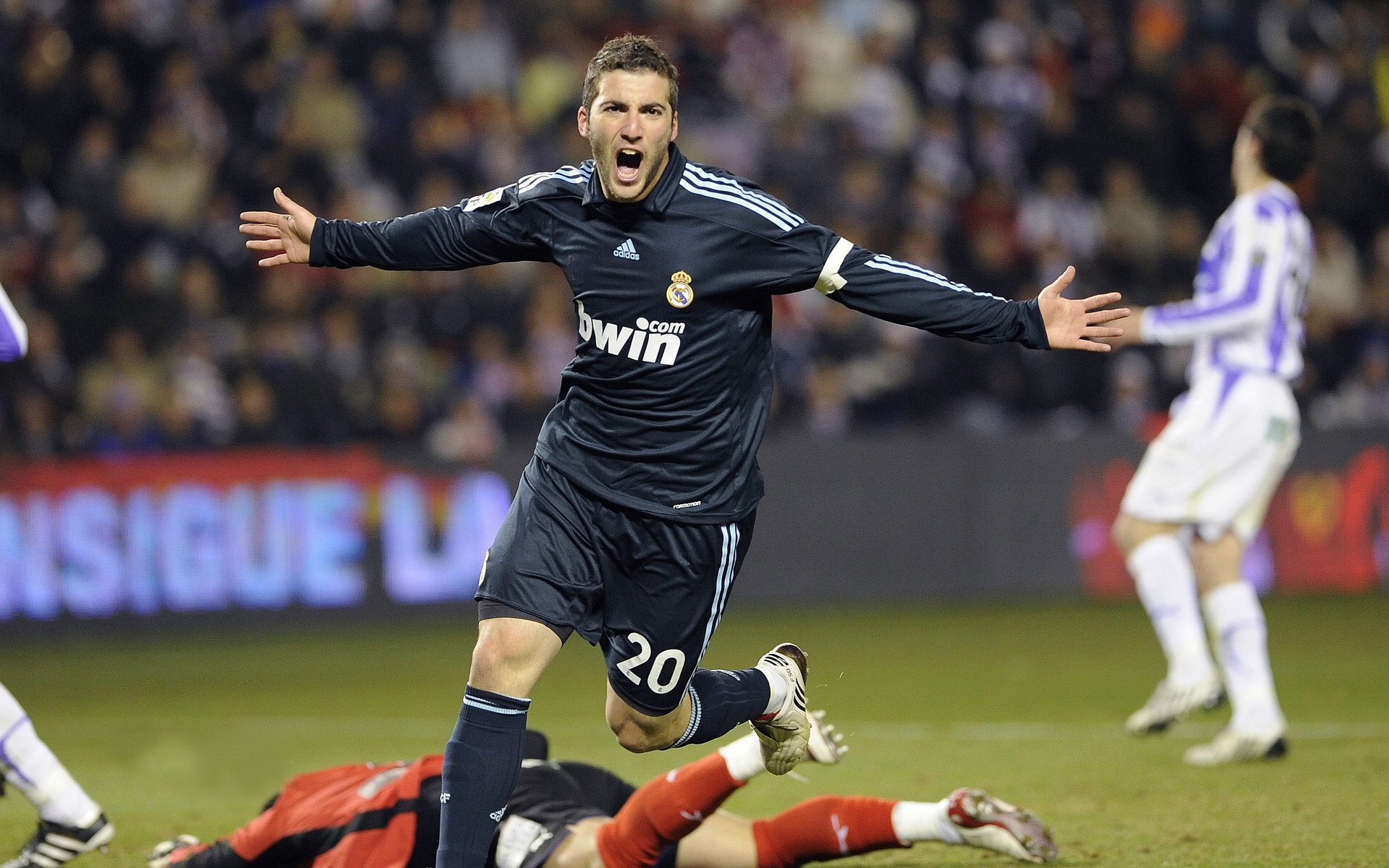 绿茵场上的绝对统治，孙兴慜攻防两端闪耀，映衬哥伦比亚绝杀背后的足球哲学